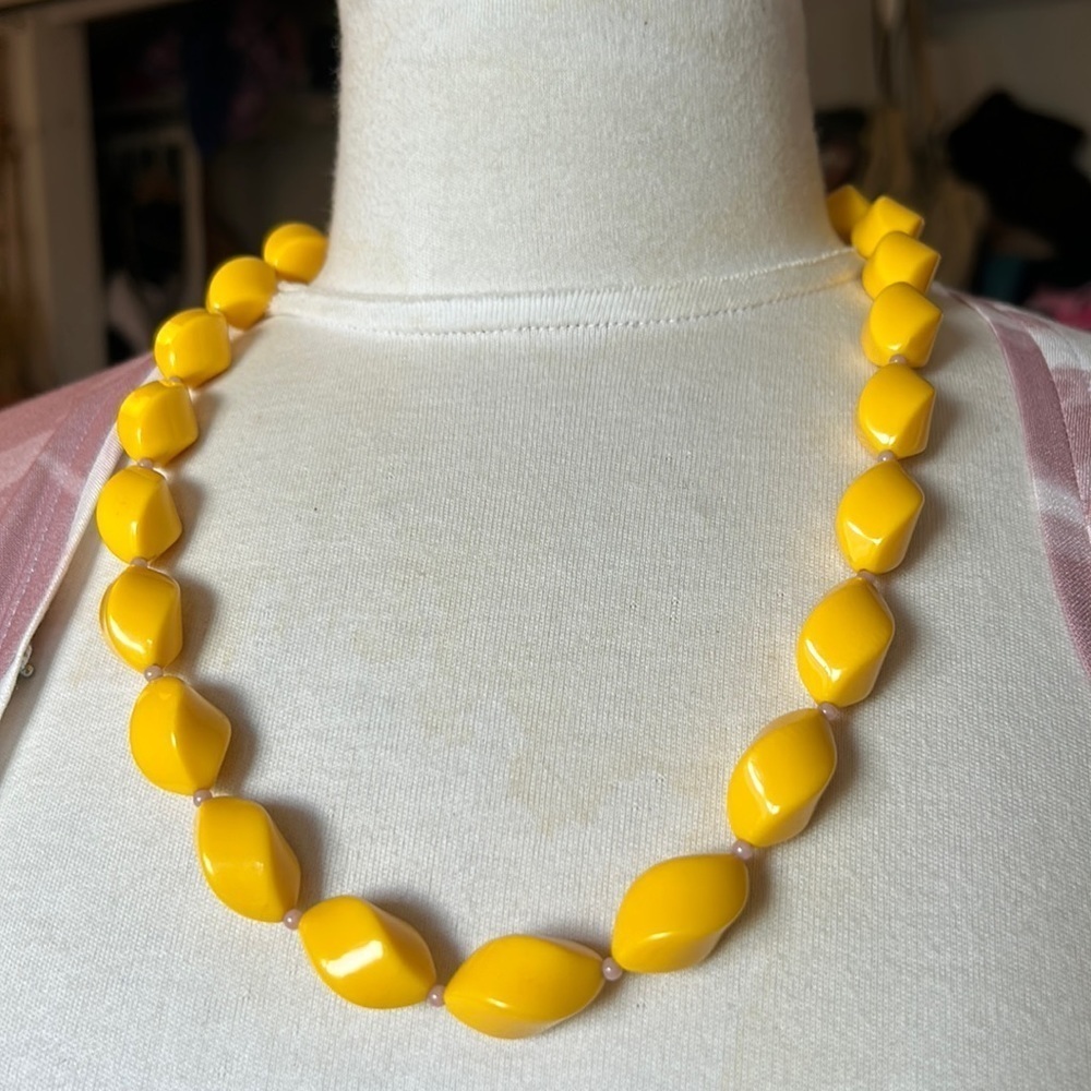 Vintage Acrylic Yellow and Pink Vintage Beaded Twirly Spiral Necklace with clasp